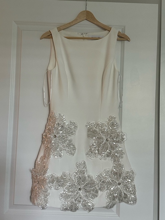 Elliatt Dresses & Skirts - Elliatt Skye Floral Appliqué White Mini Dress - Size Small